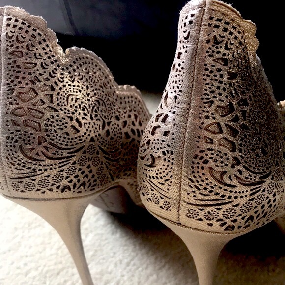 Jessica Simpson Silver Scalloped Heels Size 6.5M - Picture 4 of 4